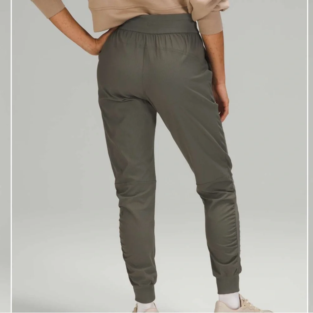 Lululemon Beyond‎ the Studio Jogger in Grey Sage - Picture 4 of 8